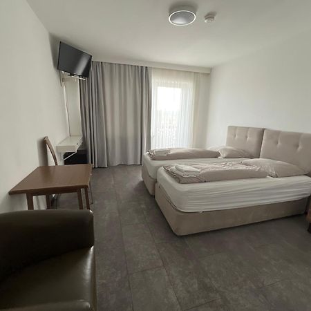 F Hotel 24H Check-In Hörsching Eksteriør bilde