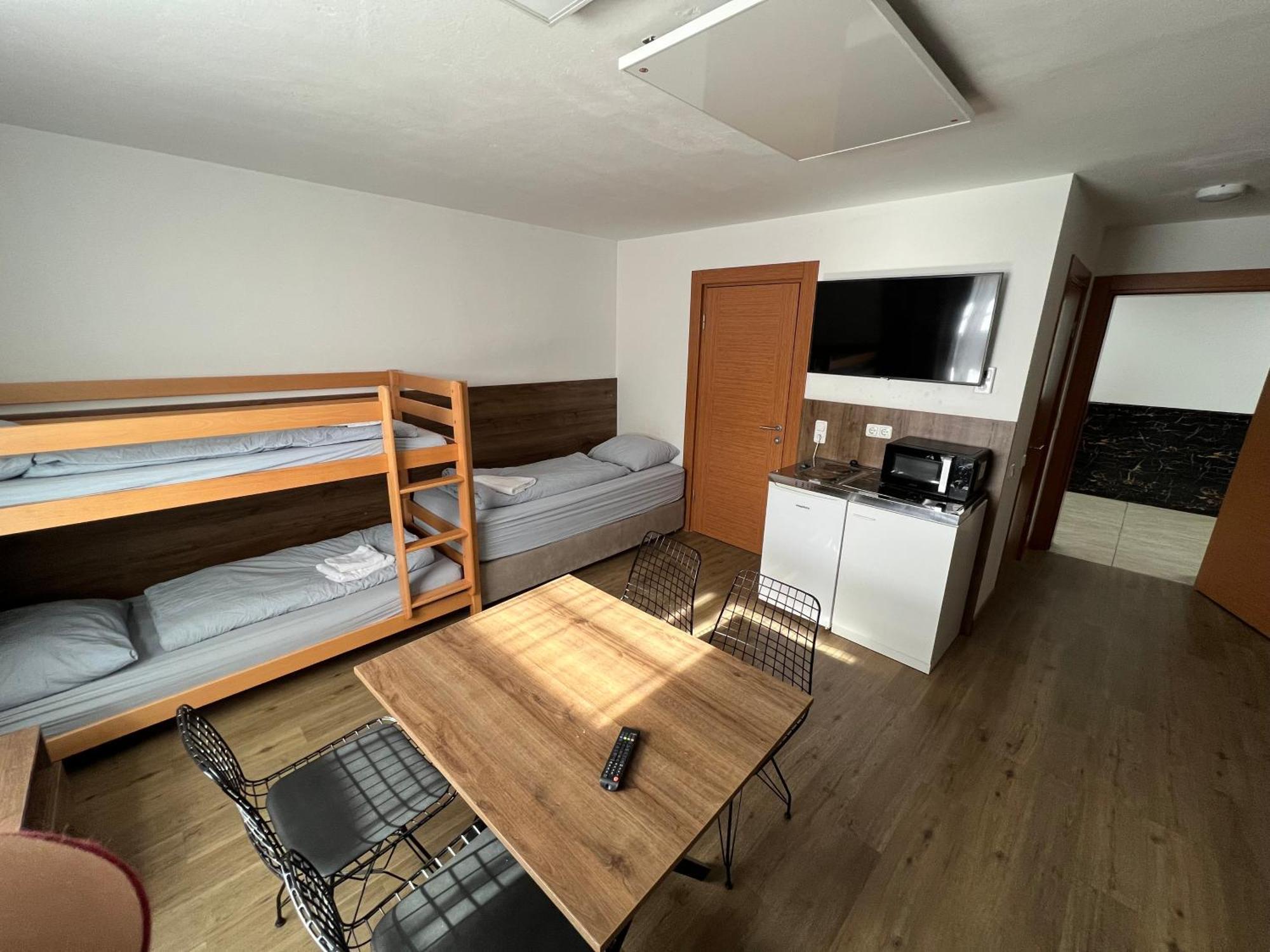 F Hotel 24H Check-In Hörsching Eksteriør bilde